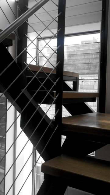 Open-riser stair with a cable rail