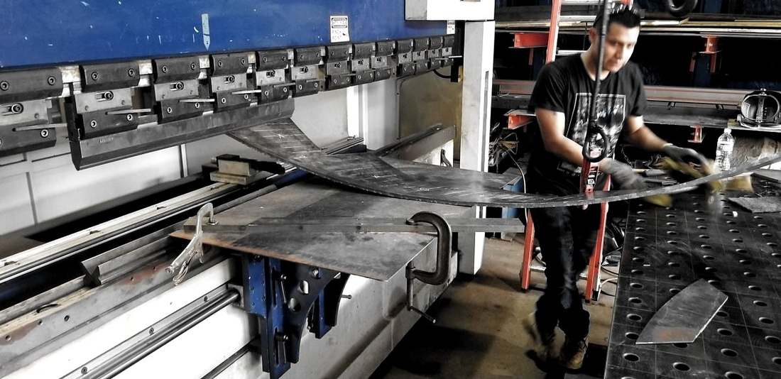 Forming a curved plate on the press brake